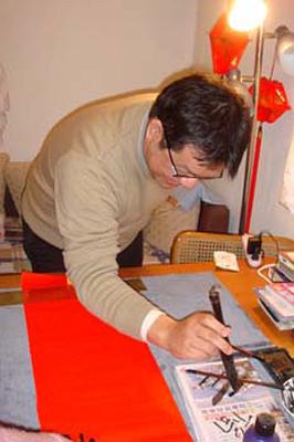 2009 (20).jpg - Jan 10, 2009 老師慶生會(大家一起寫春聯)